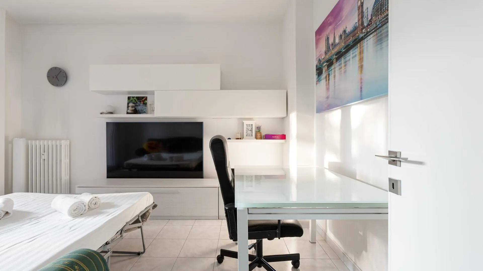 Corvetto M3 - Bright Apt. With Balcony! Milan Italy