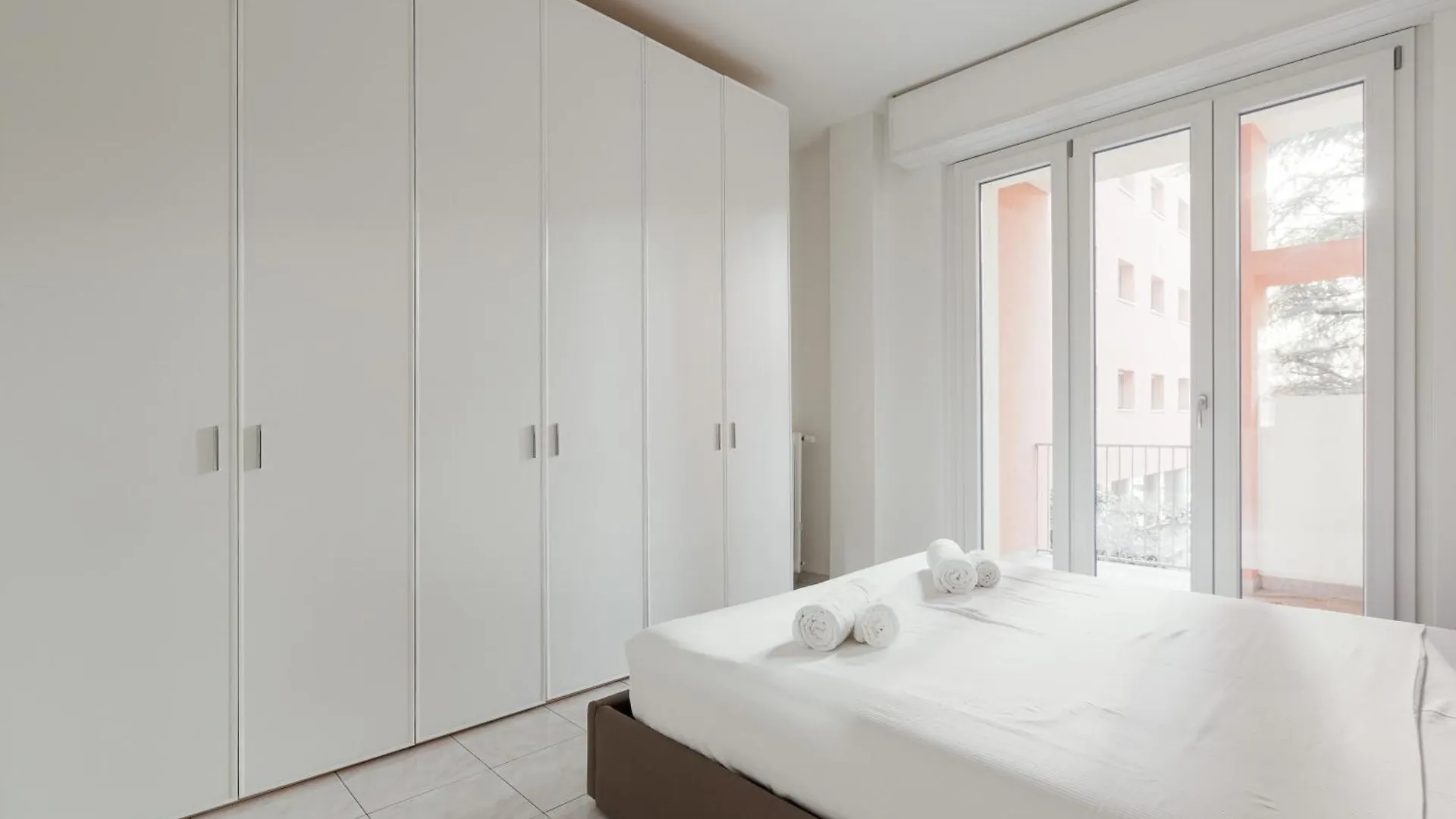 Corvetto M3 - Bright Apt. With Balcony! Milan Italy
