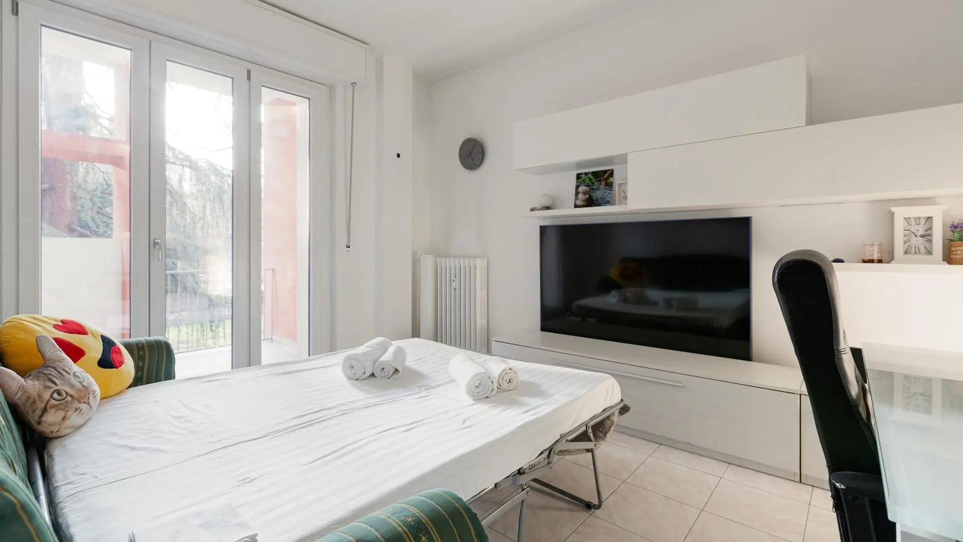 Apartment Corvetto M3 - Bright Apt. With Balcony! Milan Italy