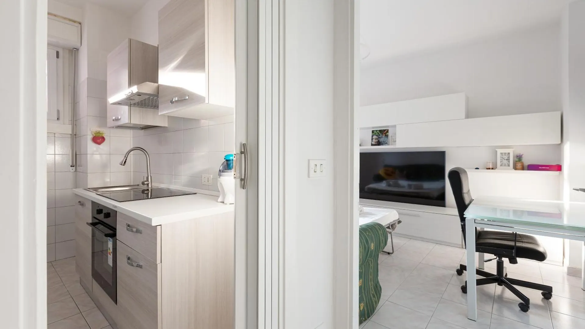 Corvetto M3 - Bright Apt. With Balcony! Milan Apartment