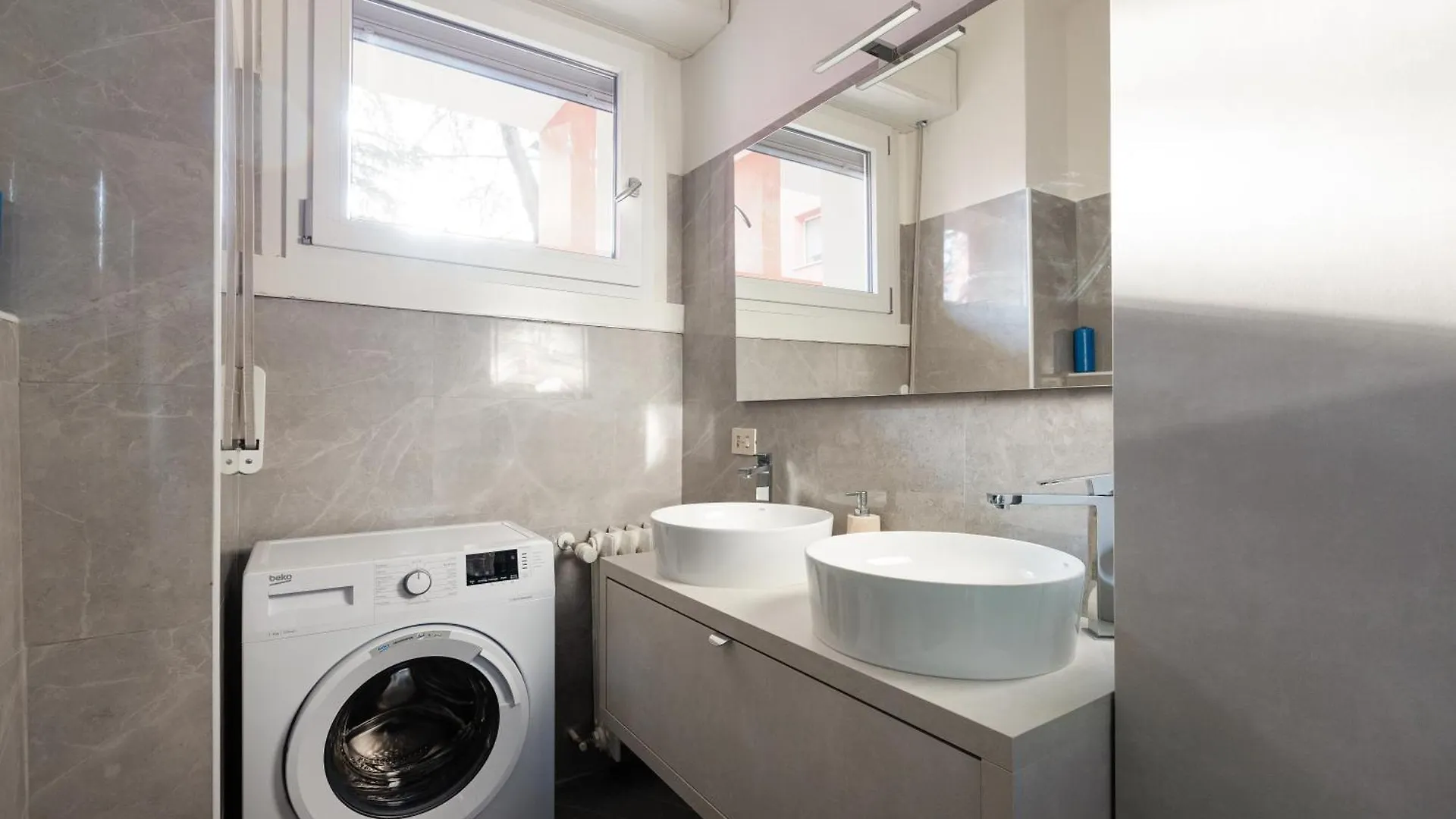 Corvetto M3 - Bright Apt. With Balcony! Milan 0*,